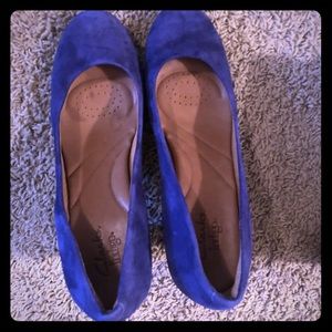 Clark’s indigo blue suede chunky heel pump